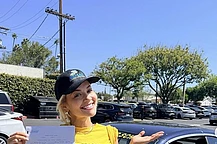 Рита Ора привлекла всеобщее внимание своим недавним фотоотчетом в Instagram в пятницу, приоткрыв завесу над своей насыщенной неделей