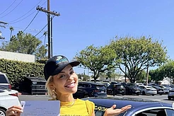 Рита Ора привлекла всеобщее внимание своим недавним фотоотчетом в Instagram в пятницу, приоткрыв завесу над своей насыщенной неделей
