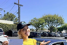 Рита Ора привлекла всеобщее внимание своим недавним фотоотчетом в Instagram в пятницу, приоткрыв завесу над своей насыщенной неделей