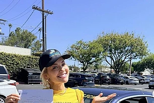 Рита Ора привлекла всеобщее внимание своим недавним фотоотчетом в Instagram в пятницу, приоткрыв завесу над своей насыщенной неделей