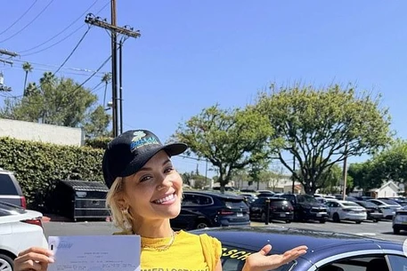 Рита Ора привлекла всеобщее внимание своим недавним фотоотчетом в Instagram в пятницу, приоткрыв завесу над своей насыщенной неделей