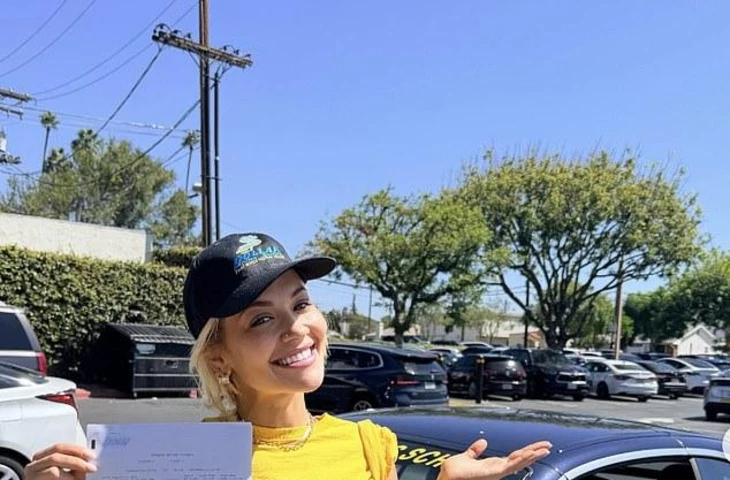 Рита Ора привлекла всеобщее внимание своим недавним фотоотчетом в Instagram в пятницу, приоткрыв завесу над своей насыщенной неделей