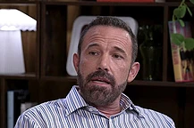 Бен Аффлек рассказал, что в подростковом возрасте его ограбили под угрозой ножа, а нападавший позже совершил убийство