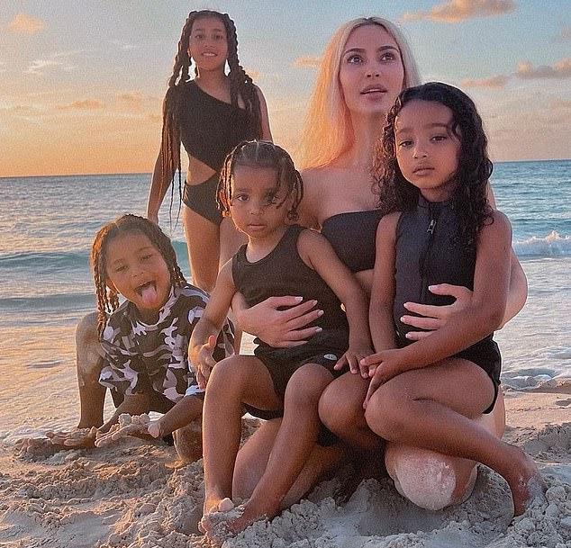 Ким Кардашьян раскрыла, что пользуется услугами пяти нянь