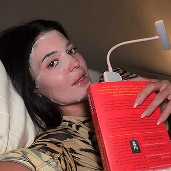 Кайли Дженнер удивила поклонников, рассказав о весьма пикантном фэнтези-романе, который она читает