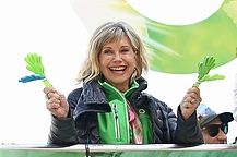Хлоя Латтанзи возглавила заключительное благотворительное мероприятие «Прогулка за здоровье» в память о своей покойной матери, Оливии Ньютон-Джон