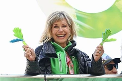 Хлоя Латтанзи возглавила заключительное благотворительное мероприятие «Прогулка за здоровье» в память о своей покойной матери, Оливии Ньютон-Джон