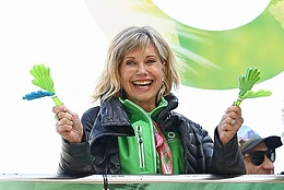 Хлоя Латтанзи возглавила заключительное благотворительное мероприятие «Прогулка за здоровье» в память о своей покойной матери, Оливии Ньютон-Джон