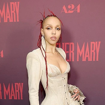 FKA Twigs урегулировала иск с бывшим бойфрендом Шайей ЛаБафом, суд постановил, что английская певица больше не будет связана соглашением о неразглашении, согласно судебным документам, полученным Daily Mail