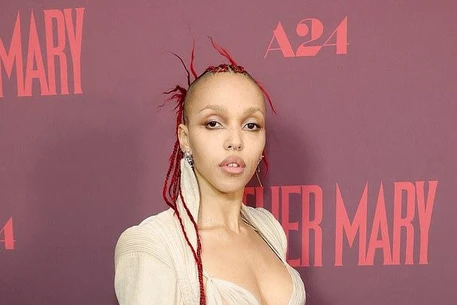 FKA Twigs урегулировала иск с бывшим бойфрендом Шайей ЛаБафом, суд постановил, что английская певица больше не будет связана соглашением о неразглашении, согласно судебным документам, полученным Daily Mail