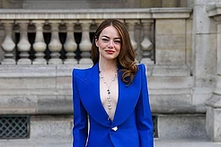 Эмма Стоун заявила о себе, возглавив звезд на показе Louis Vuitton во время Недели моды в Париже во вторник
