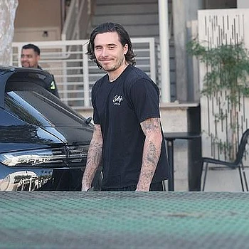 Бруклин Бекхэм демонстрирует татуировку с любовным посланием Николе Пельтц, позируя топлес на примерке Balenciaga
