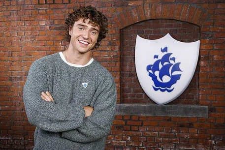 Blue Peter объявляет путешественника Лео Олссона своим 45-м ведущим, который дебютирует в шоу групповым прыжком с парашютом с высоты 4000 футов