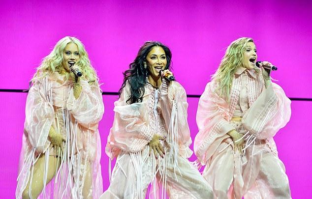 Николь Шерзингер предстала в знойном красном образе за кулисами тура Pussycat Dolls в пятницу вечером – после недавних серьезных ожогов