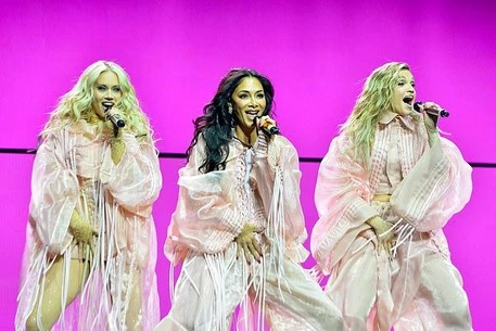 Николь Шерзингер предстала в знойном красном образе за кулисами тура Pussycat Dolls в пятницу вечером – после недавних серьезных ожогов