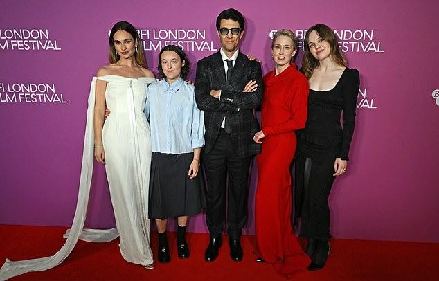 Лили Джеймс на Лондонском кинофестивале BFI в кругу семьи
