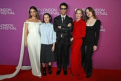 Лили Джеймс на Лондонском кинофестивале BFI в кругу семьи