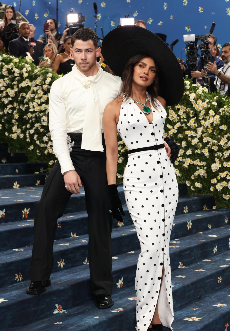 Ник Джонас и Приянка Чопра на красной дорожке Met Gala.