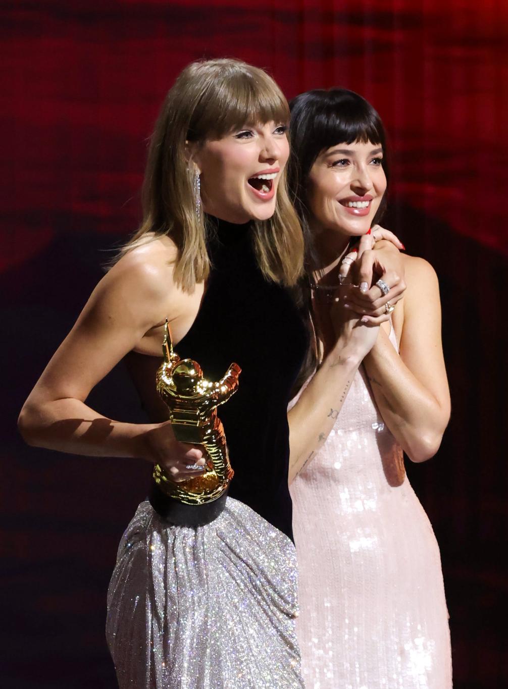 Тейлор Свифт получила награду "Режиссёр года" от Дакоты Джонсон на MTV Video Music Awards.